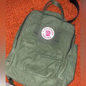 Barely used. Practically new. Fits up to a 15 inch MacBook.